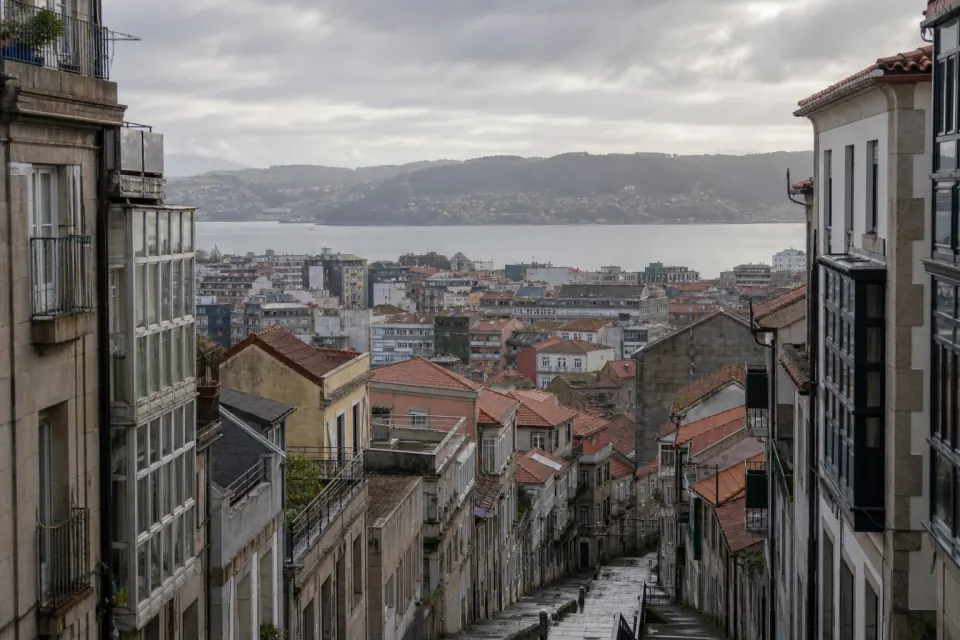 División horizontal en Vigo, calle en ladera sobre la ría