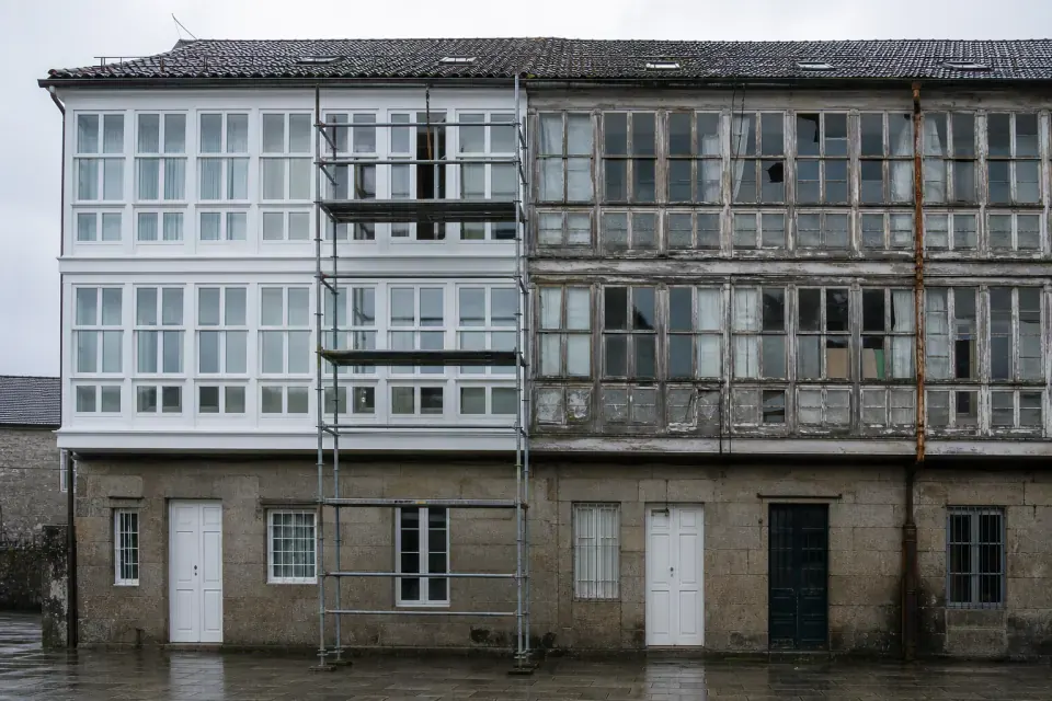 Ayudas de rehabilitación de vivienda en Vigo, envolvente con carpintería de madera nueva