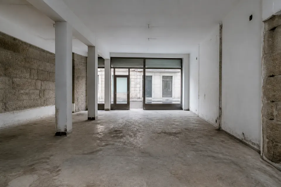 Cambio de uso de local a vivienda en Pontevedra, interior de un bajo comercial vacío