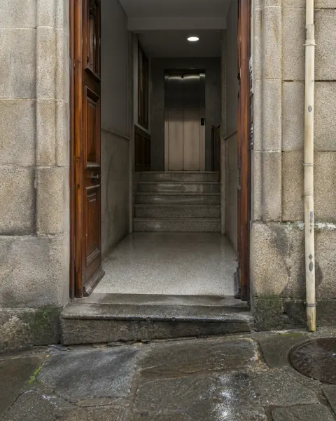 Portal gallego con desniveles entre la calle el vestíbulo y el ascensor
