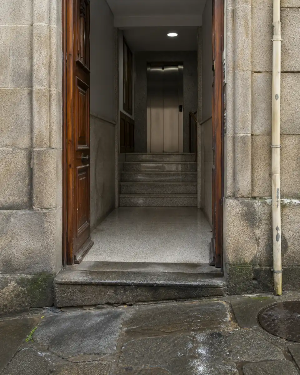 Proyecto de instalación de ascensor en Pontevedra, portal de granito con desniveles